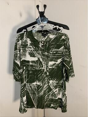 NWT Anthony’s Originals Green Patterned Tunic Wood Button‎ Bell Sleeve XS